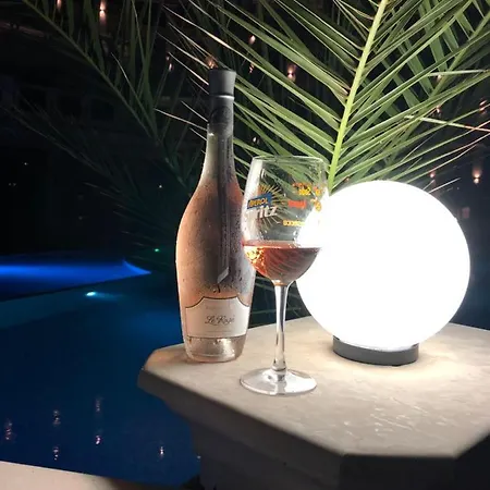 East From Paradise דירה