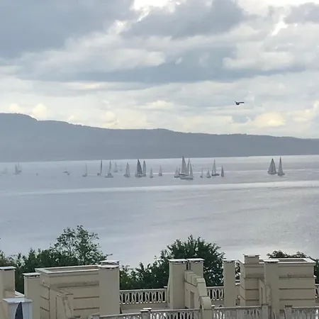 East From Paradise דירה