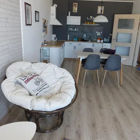 East From Paradise וארנה