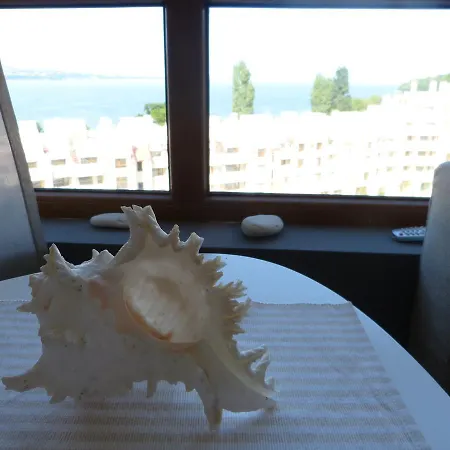 East From Paradise דירה