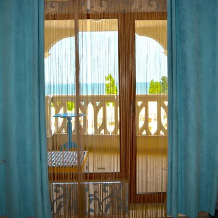 East From Paradise וארנה