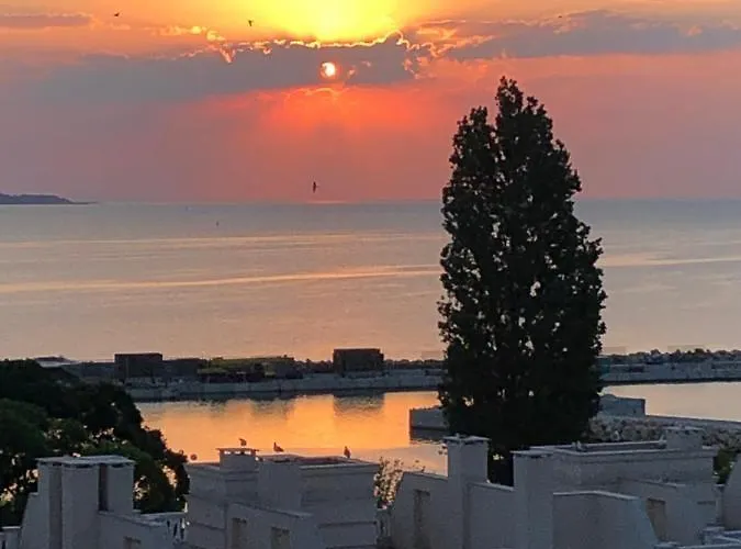 Апартамент East From Paradise Варна